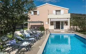 克尔桑05号带室外泳池三卧室度假屋 - Gizdavac