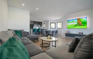 4 Bedroom Stunning Home In Grubine 