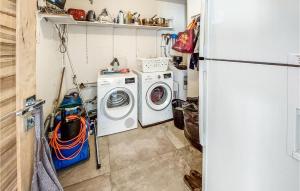 Maisons de vacances Lovely Home In Cuers With Kitchen : photos des chambres