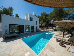 Holiday Home in Ibiza near Cala Llonga Beach - 3hvězdičkové hotely ve městě Santa Eularia des Riu