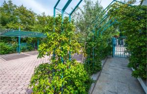 Gorgeous Apartment In Pjescana Uvala