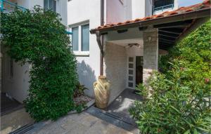 Gorgeous Apartment In Pjescana Uvala 
