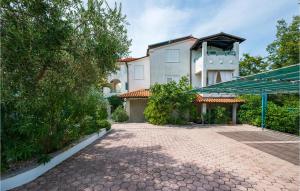 Gorgeous Apartment In Pjescana Uvala