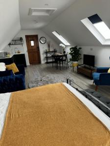 Tranquil loft apartment overlooking countryside