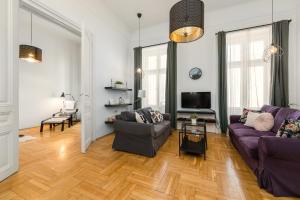 Black & White Apartment at Nyugati Station - 3 separate BR