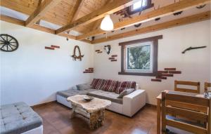 Nice Home In Bratina With Wifi 