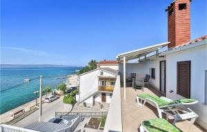 3 Bedroom Cozy Apartment In Kastel Kambelovac 