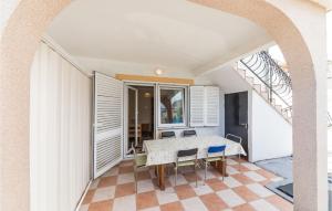 2 Bedroom Awesome Apartment In Okrug Gornji 