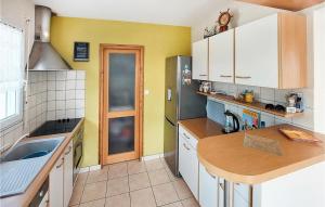 Maisons de vacances Awesome Home In Brignogan-Plages : photos des chambres