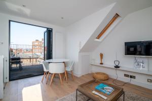 GuestReady - Top Floor West Kensington Home