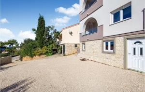 Gorgeous Apartment In Stara Novalja