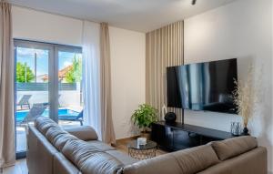 Stunning Home In Vrsi With Wifi 