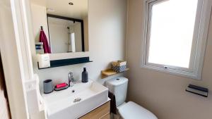 Campings EA - Votre sejour detente, 3 ch, 2 SDB, proche plages et parc aquatique : photos des chambres