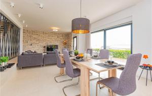 Nice Home In Tribunj With Jacuzzi 