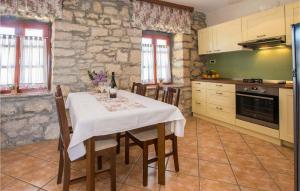 2 Bedroom Gorgeous Apartment In Porec 