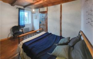 Maisons de vacances 2 Bedroom Awesome Home In Bas-En-Basset : photos des chambres