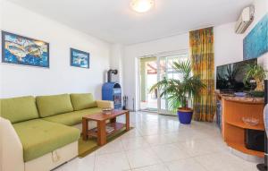 Gorgeous Apartment In Smrika With Wifi 