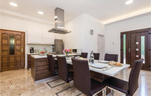 Cozy Home In Viskovo With Wifi