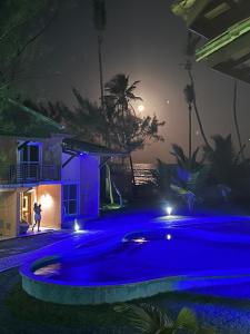 Duplex Arembepe, beira mar, piscina i wifi
