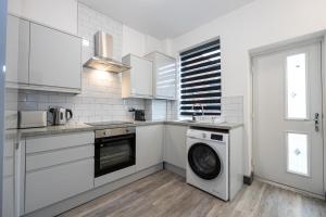 2 Ensuite Bed Home Near Shops