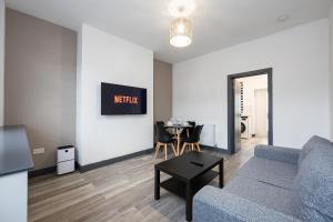 2 Ensuite Bed Home Near Shops