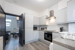 2 Ensuite Bed Home Near Shops