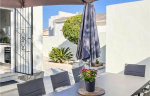 Amazing Home In El Chaparral With Wifi