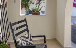 Amazing Home In El Chaparral With Wifi