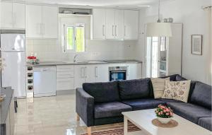 Amazing Home In El Chaparral With Wifi