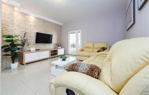 Cozy Home In Rovanjska With Jacuzzi 