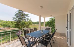 Three-Bedroom Holiday Home In Vinjani Gornji