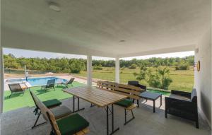 Three-Bedroom Holiday Home In Vinjani Gornji