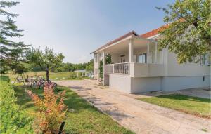 Three-Bedroom Holiday Home In Vinjani Gornji