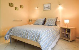 Maisons de vacances Beautiful Home In Creances With Wifi : photos des chambres