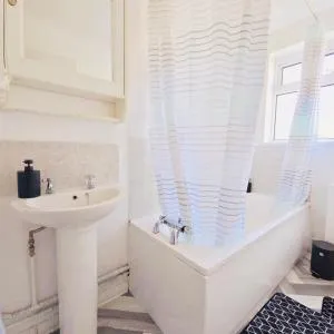 Dover Dream Cottage - 2BR Near Attractions Parking - 沃门斯乌尔德