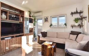 Lovely Home In Split With Jacuzzi