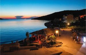 Beautiful Home In Veli Rat With Wifi