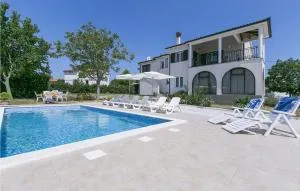 4 Bedroom Amazing Apartment In Labin - Mali Turini