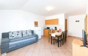 Amazing Apartment In Vidalici With Kitchen 