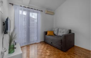 2 Bedroom Lovely Apartment In Jadranovo