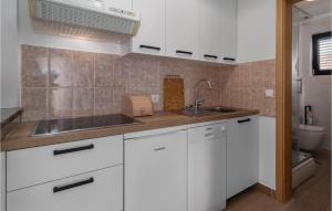 2 Bedroom Lovely Apartment In Jadranovo