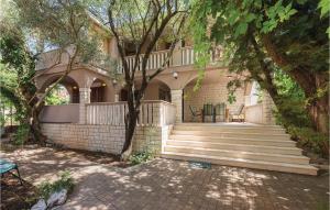 2 Bedroom Gorgeous Apartment In Grebastica