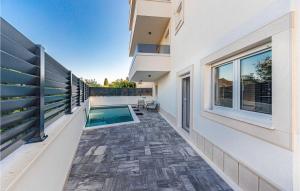 Lovely Apartment In Okrug Gornji