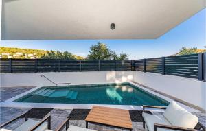 Lovely Apartment In Okrug Gornji