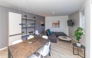 Lovely Apartment In Okrug Gornji