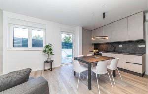 Lovely Apartment In Okrug Gornji