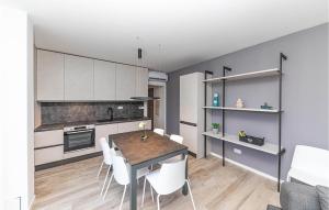 Lovely Apartment In Okrug Gornji