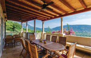 Five-Bedroom Holiday Home In Lovorno