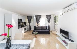 Gorgeous Home In Zecevo Rogoznicko