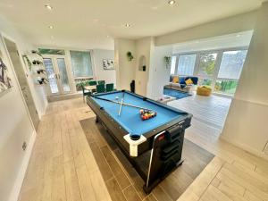 5 Bed House - Pool - Hot Tub - Sauna - Pool Table - Near New Forest and Beach - Sleeps 12